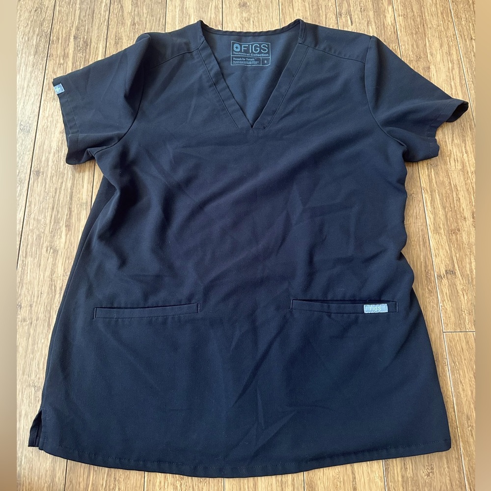 FIGS Women’s Casma Black Scrub Top